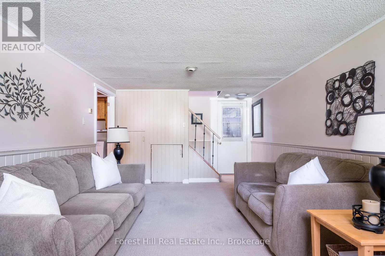 10 LESLIE DRIVE