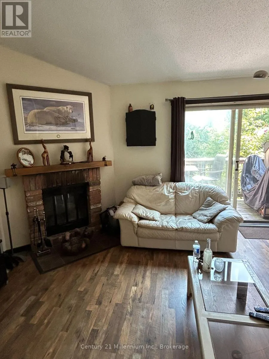 185 ESCARPMENT CRESCENT