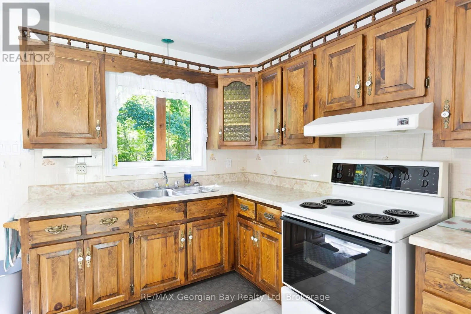 2284 CHAMPLAIN ROAD