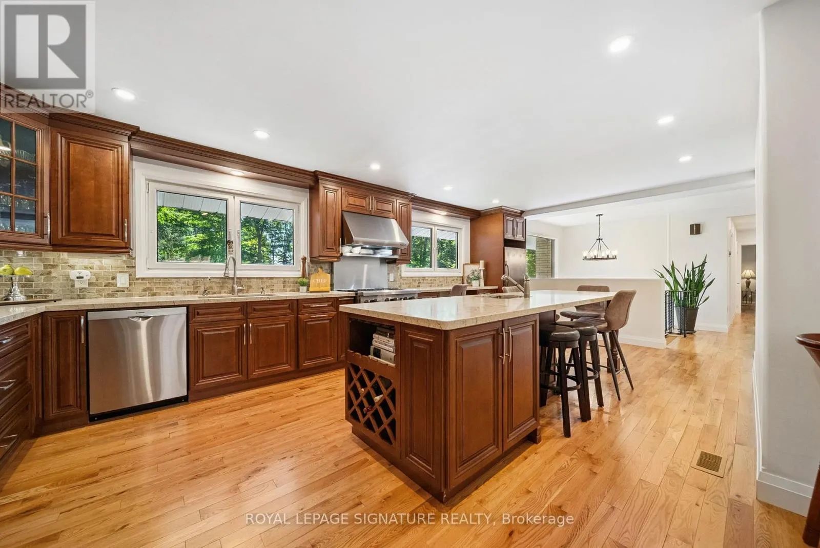 470 PARKVIEW COURT