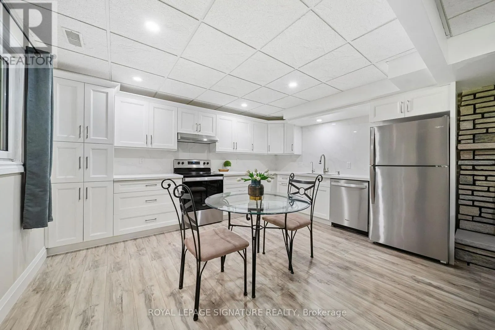 470 PARKVIEW COURT