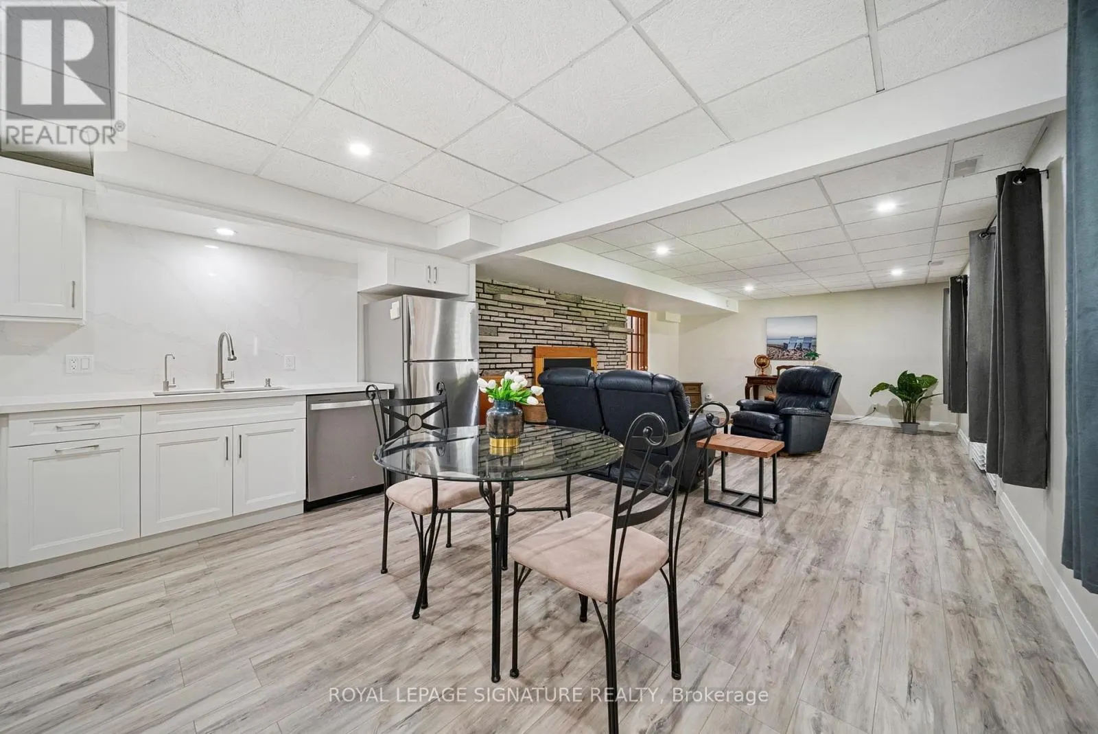470 PARKVIEW COURT