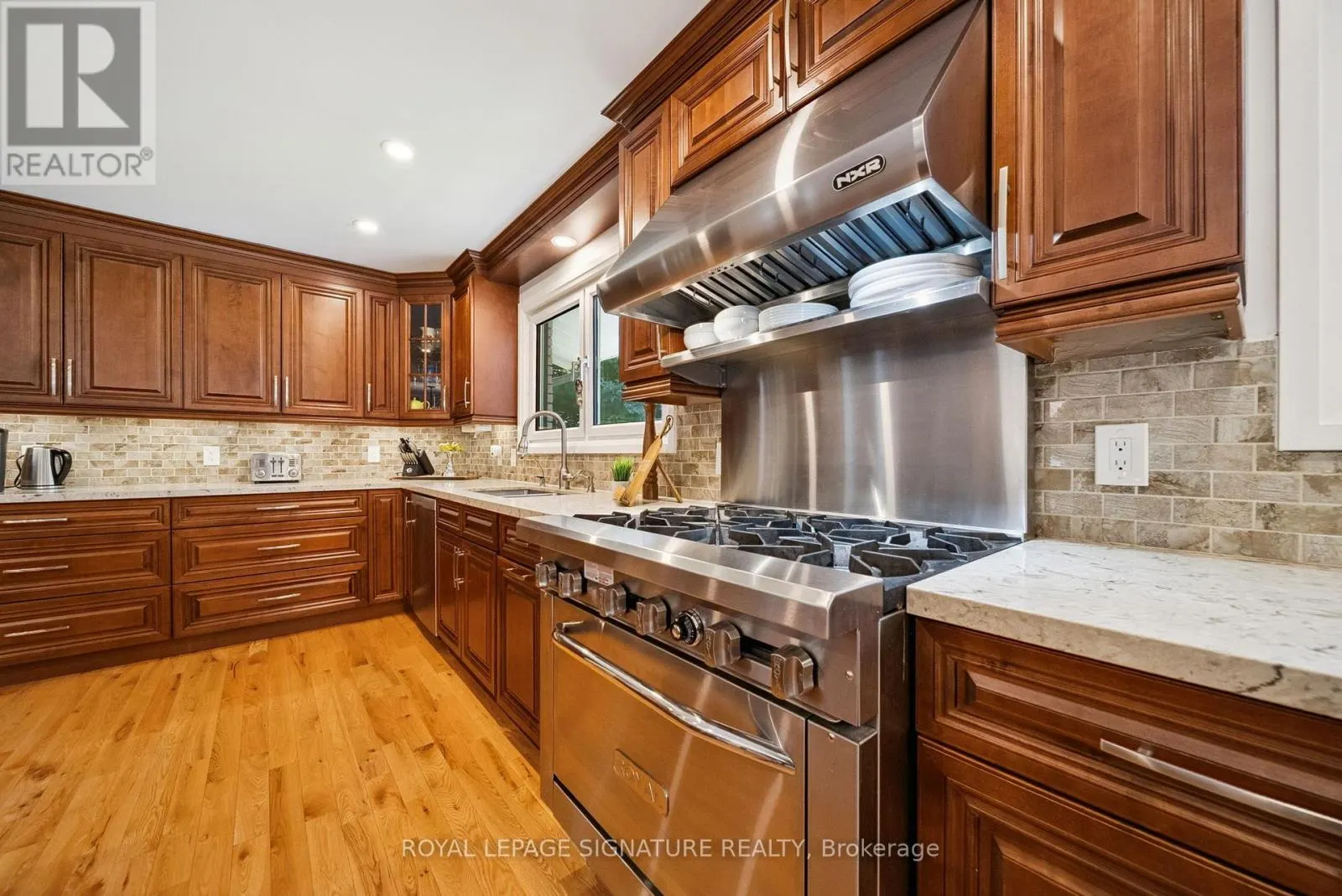470 PARKVIEW COURT