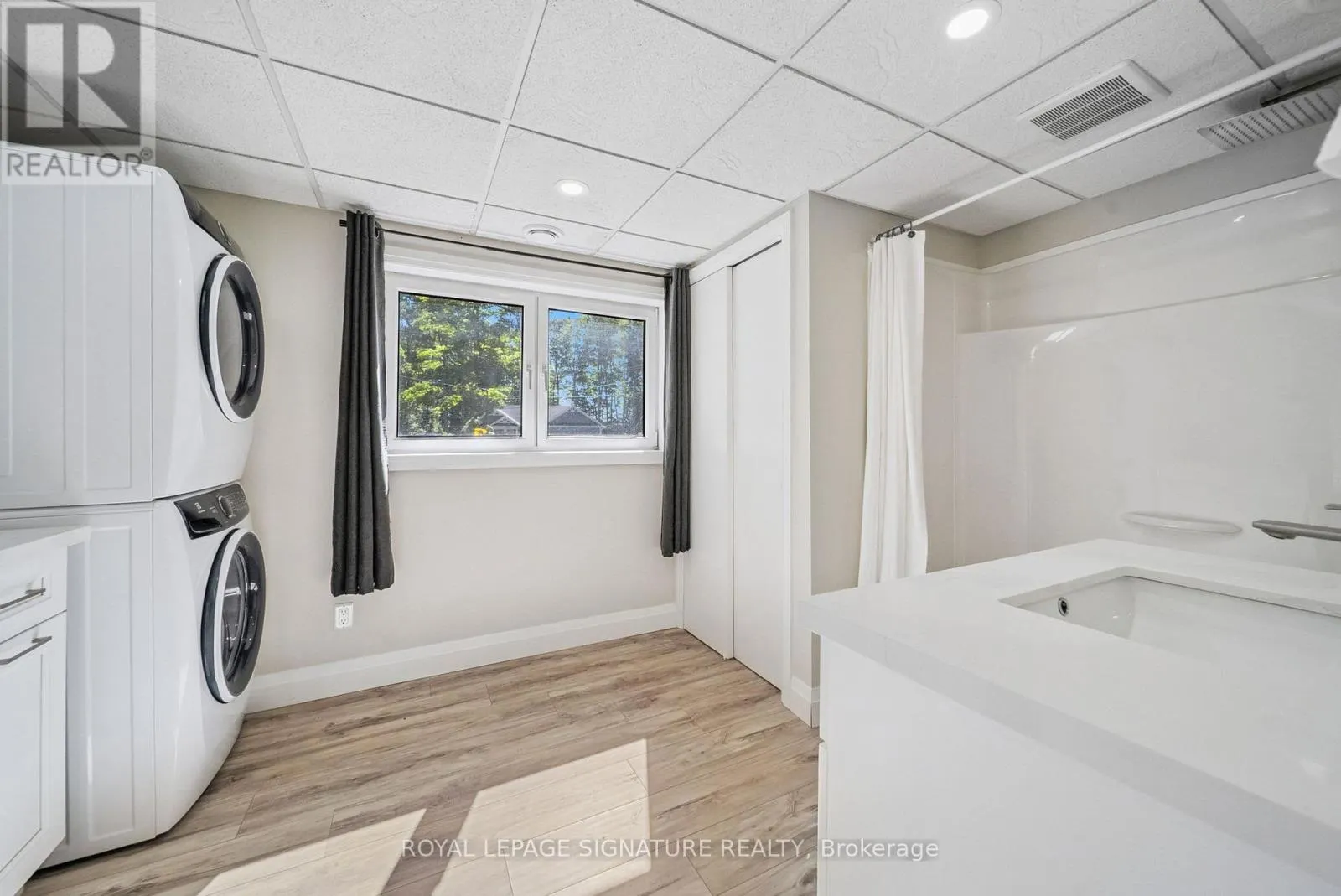 470 PARKVIEW COURT