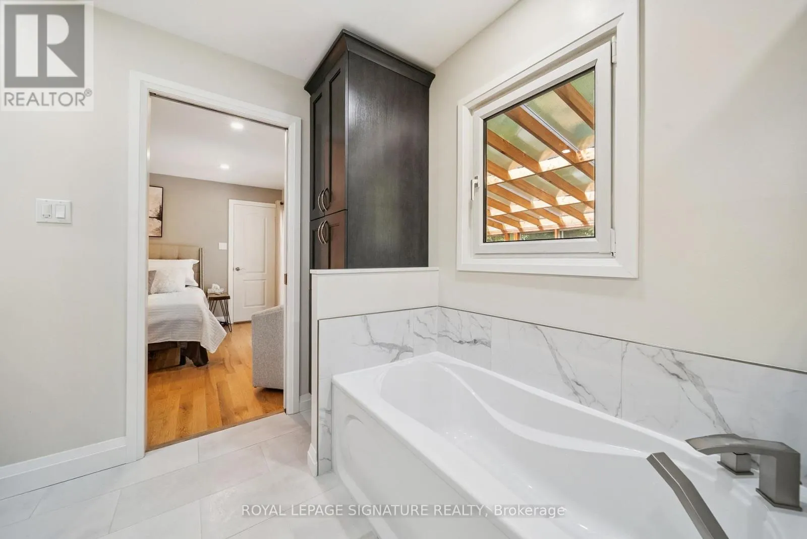 470 PARKVIEW COURT