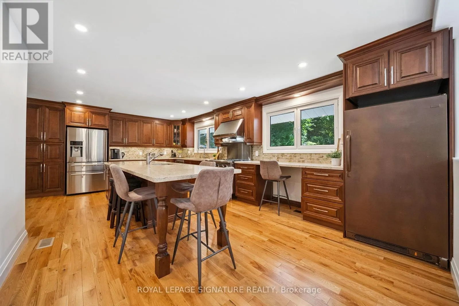 470 PARKVIEW COURT