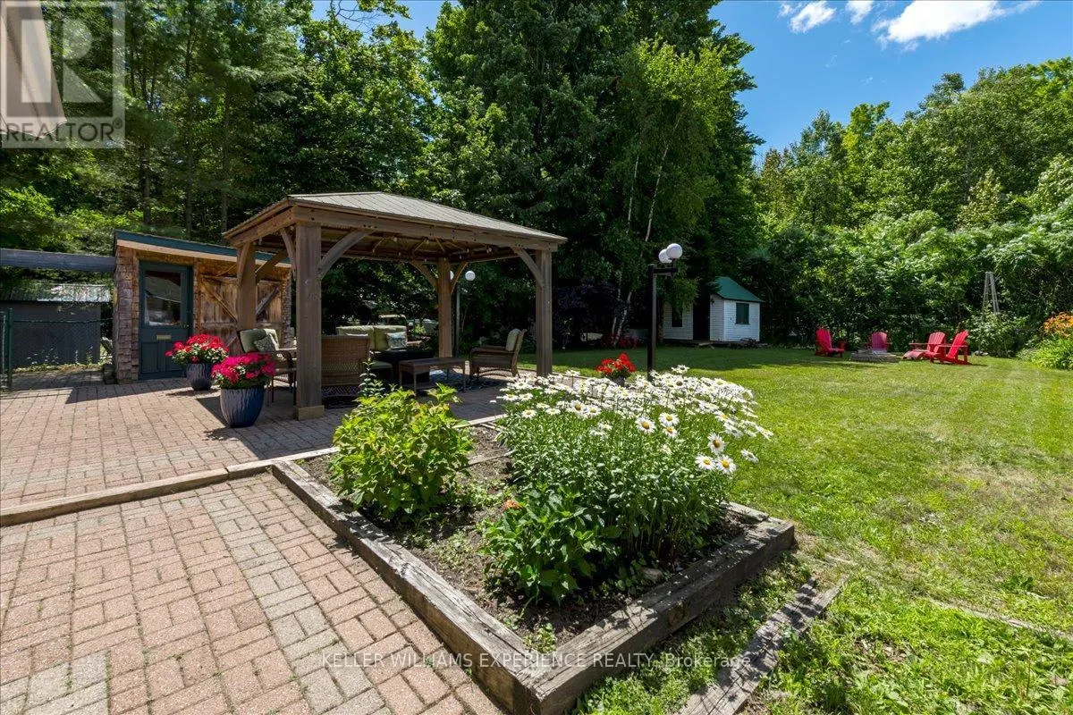 1512 CHAMPLAIN ROAD