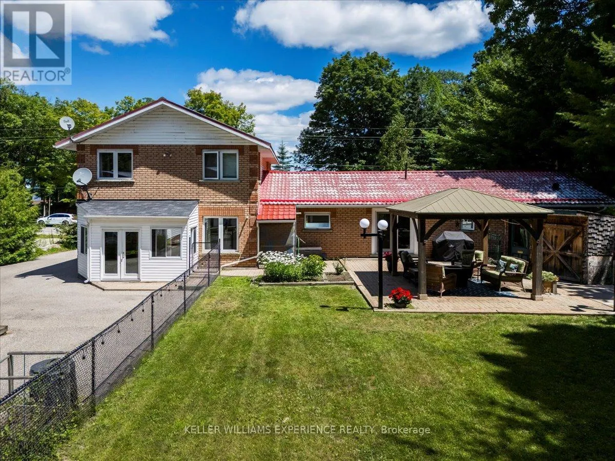 1512 CHAMPLAIN ROAD