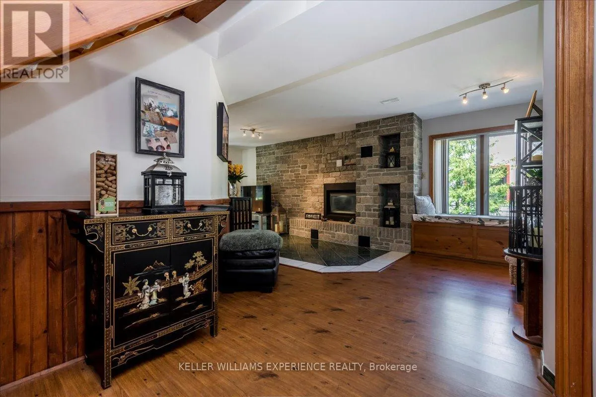 1512 CHAMPLAIN ROAD