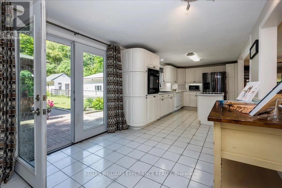 1512 CHAMPLAIN ROAD