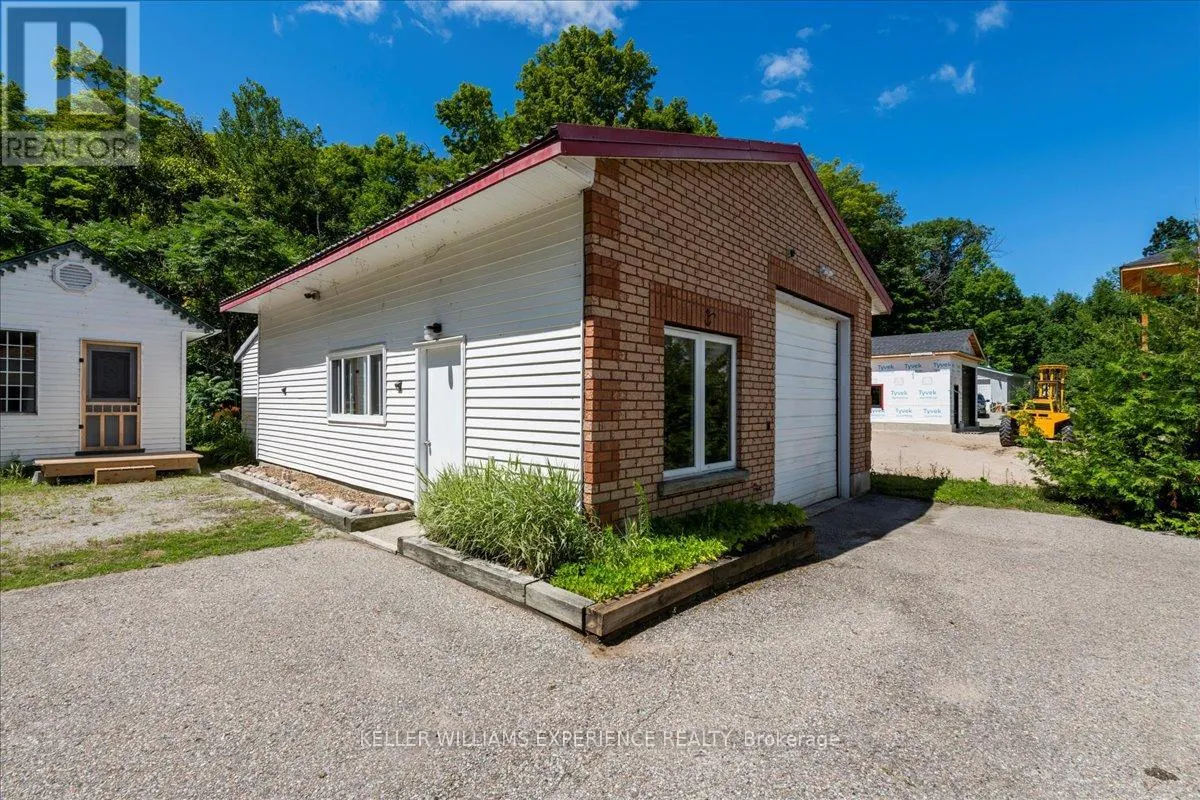 1512 CHAMPLAIN ROAD