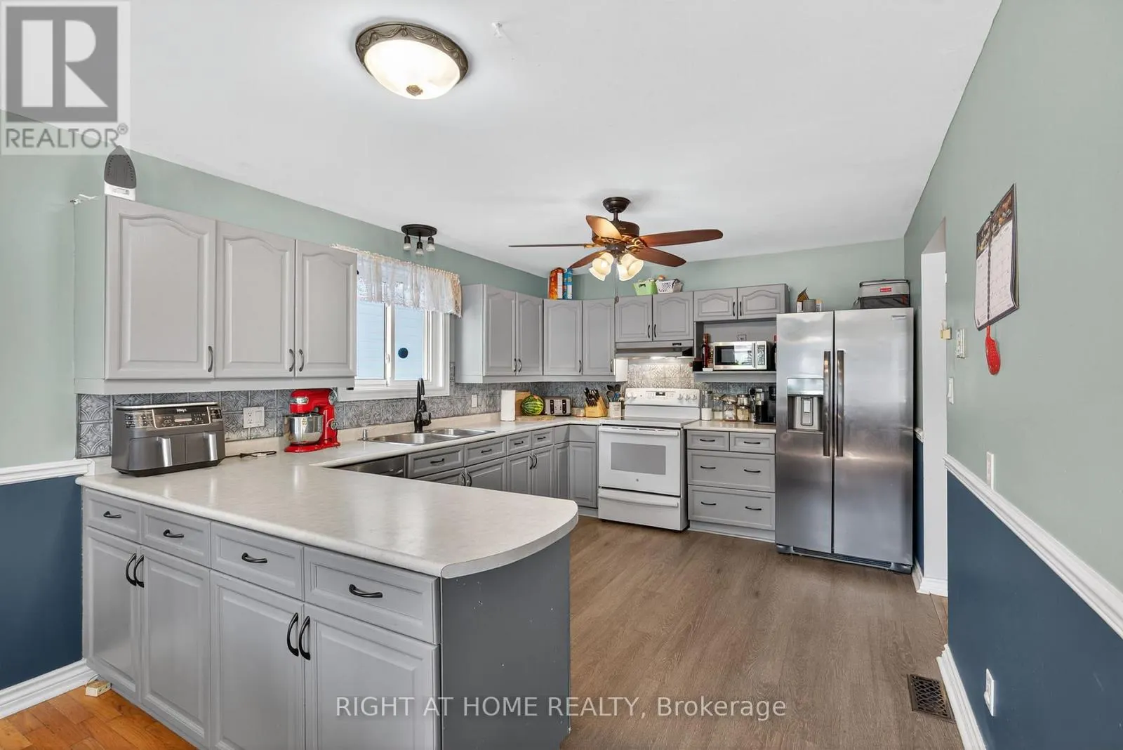 813 BIRCHWOOD DRIVE