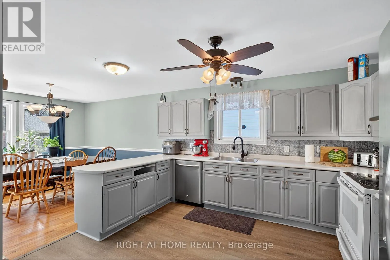 813 BIRCHWOOD DRIVE