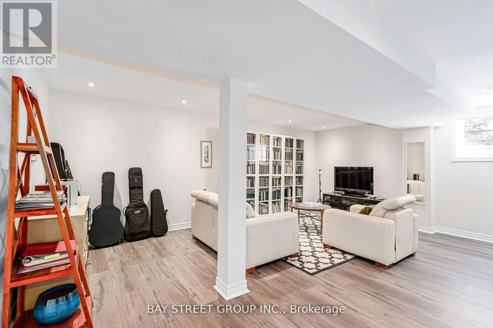 469 RAMBLEWOOD DRIVE