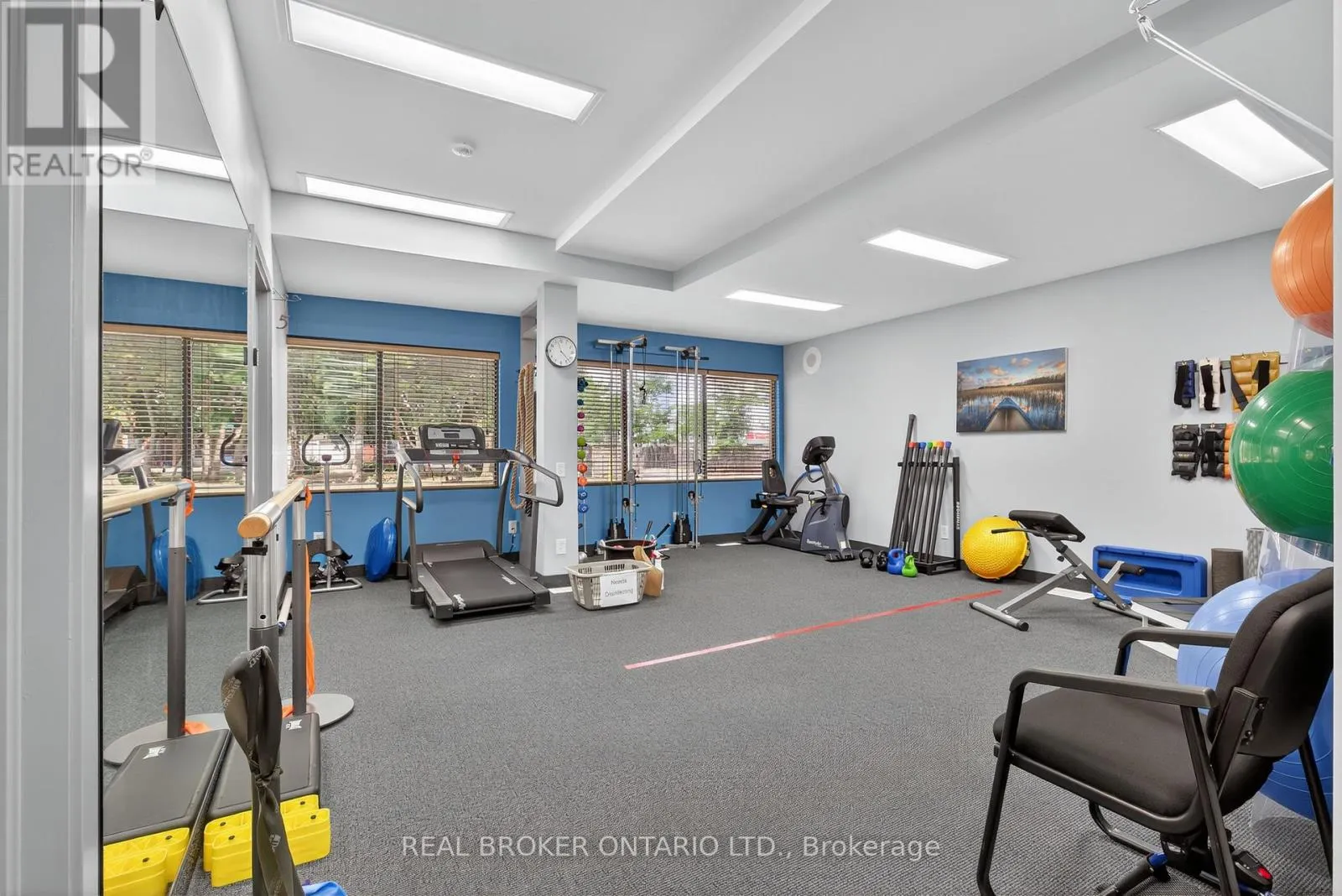 8 WESTMOUNT DRIVE S