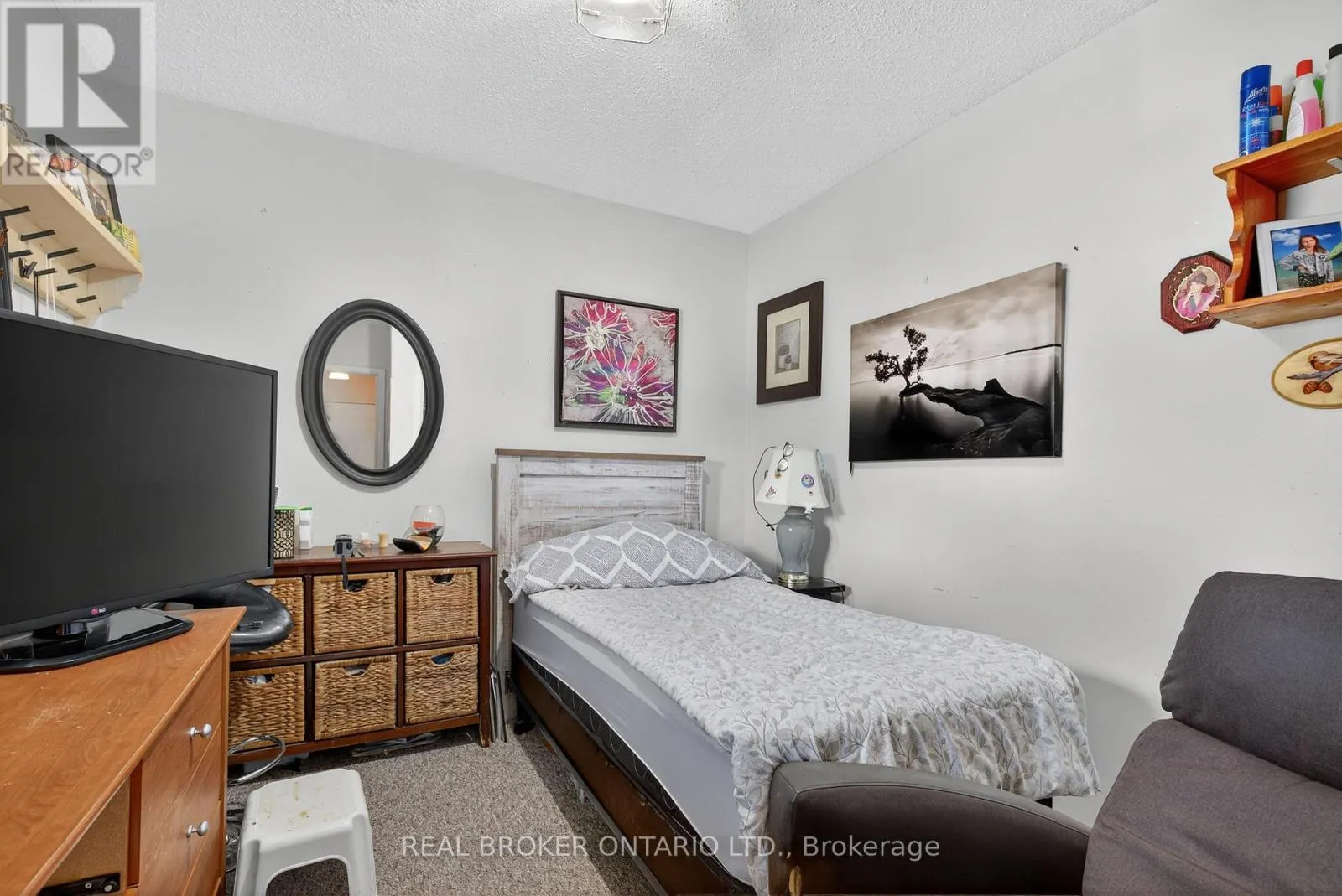 8 WESTMOUNT DRIVE S