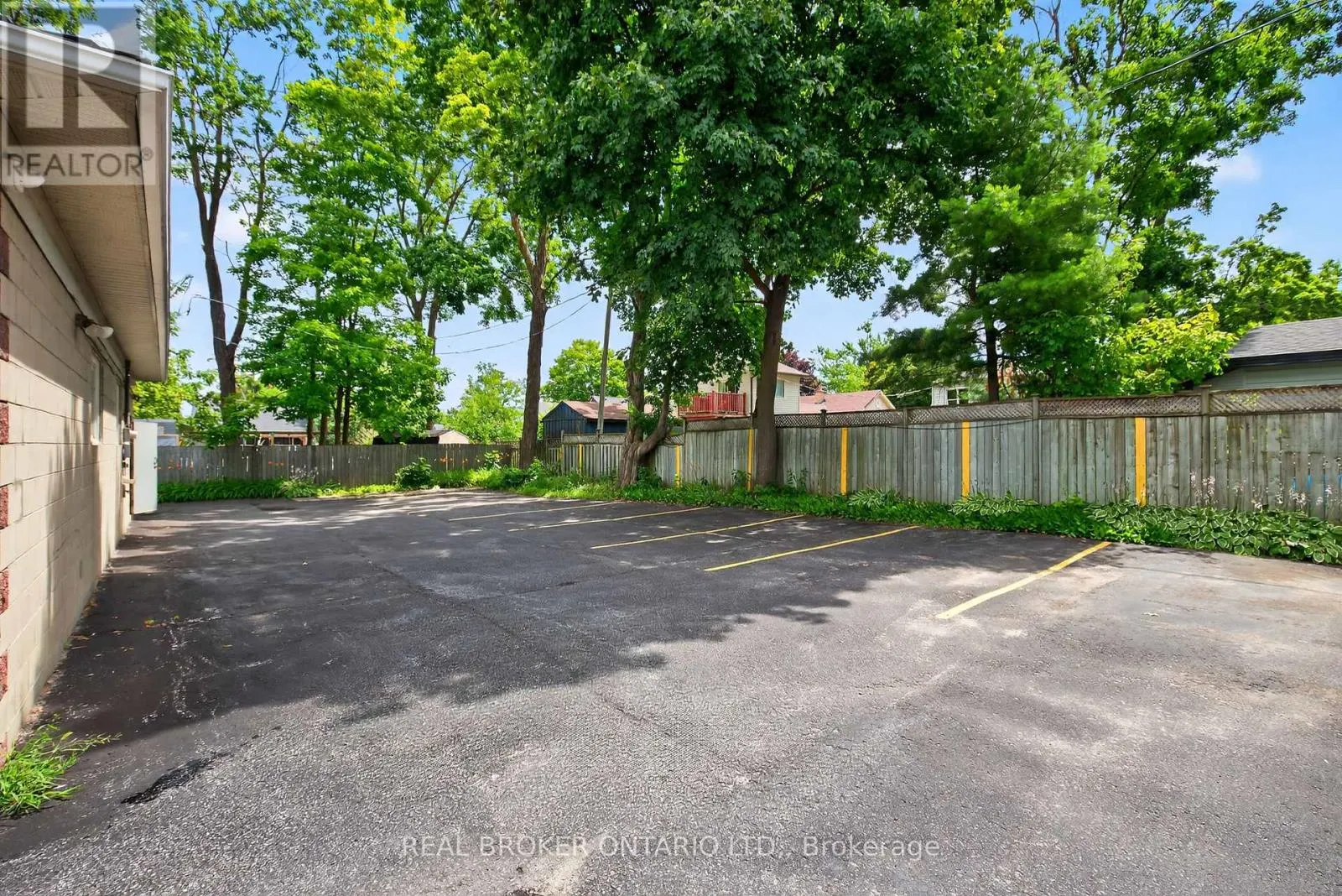 8 WESTMOUNT DRIVE S
