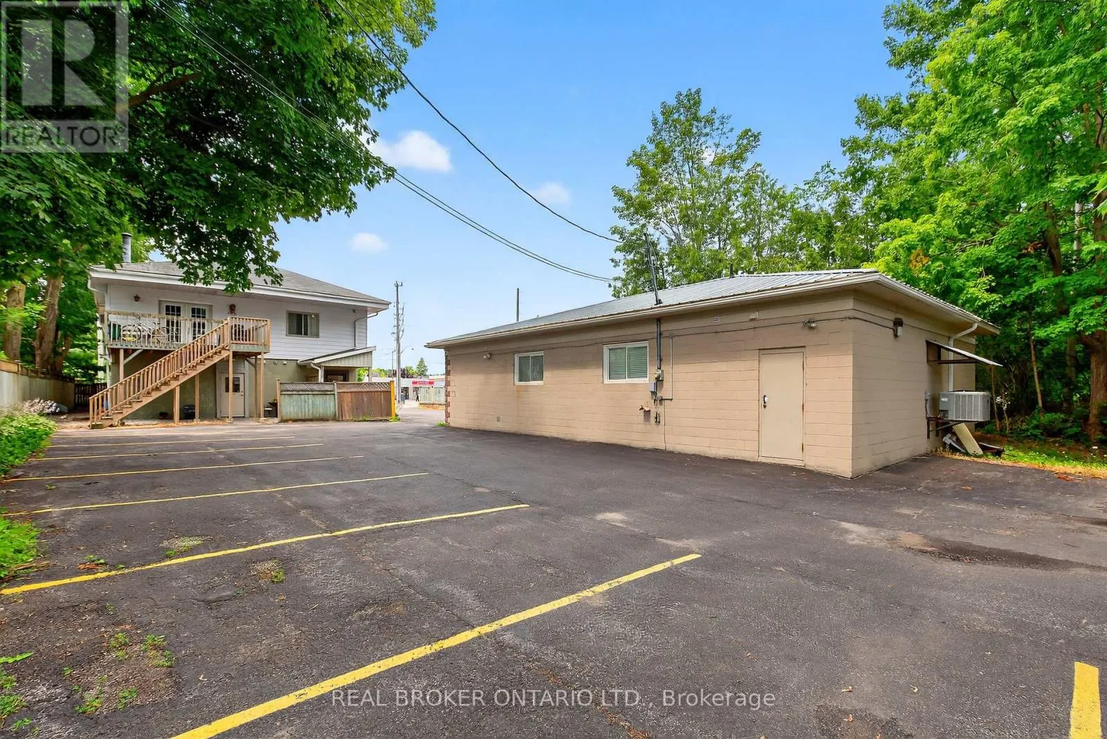 8 WESTMOUNT DRIVE S