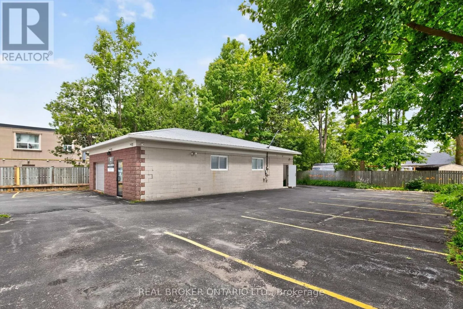8 WESTMOUNT DRIVE S
