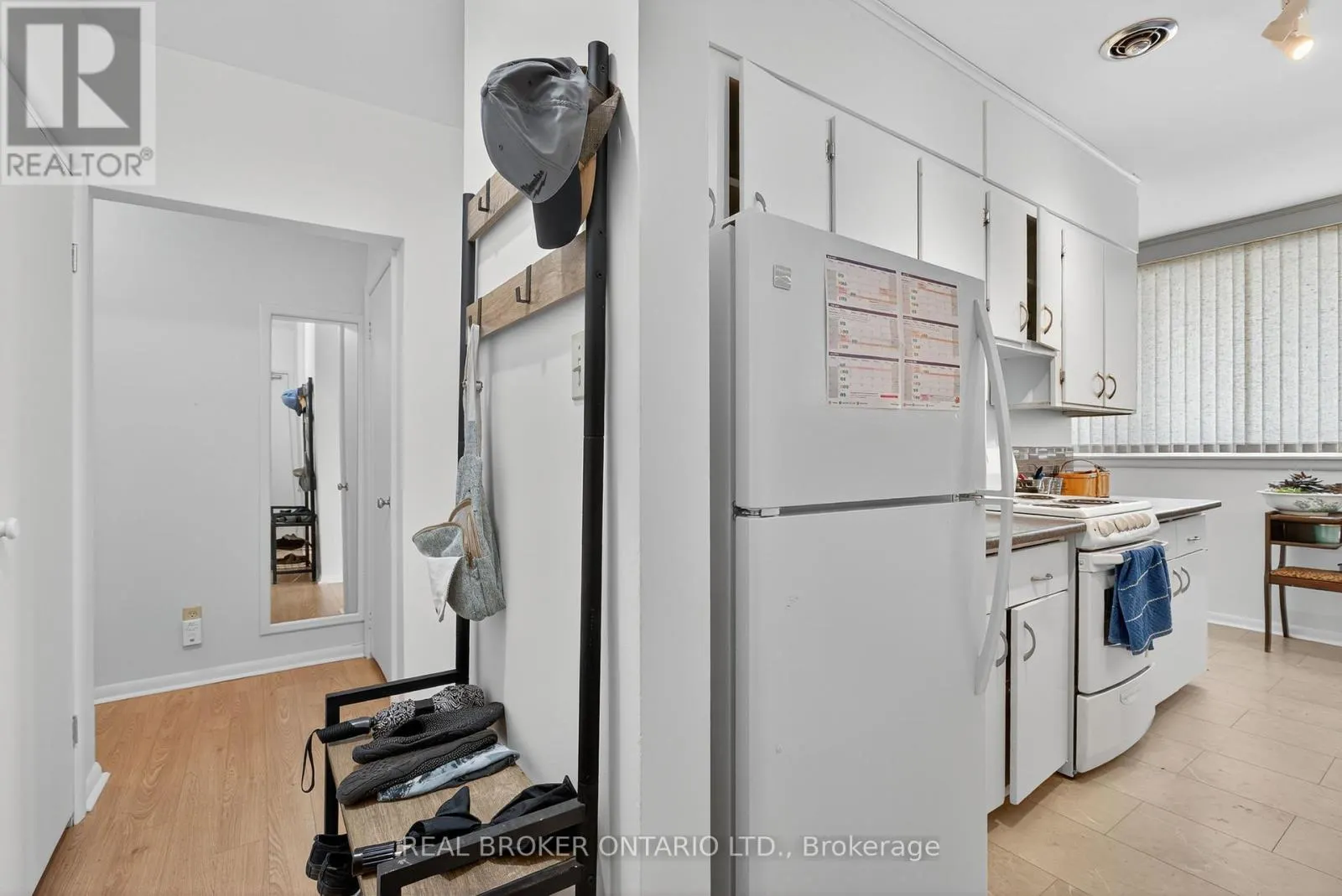 8 WESTMOUNT DRIVE S