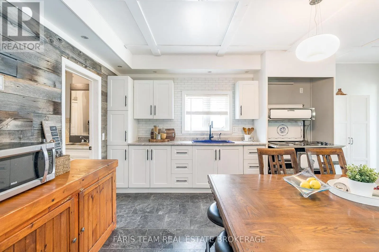 160 LAFONTAINE ROAD W