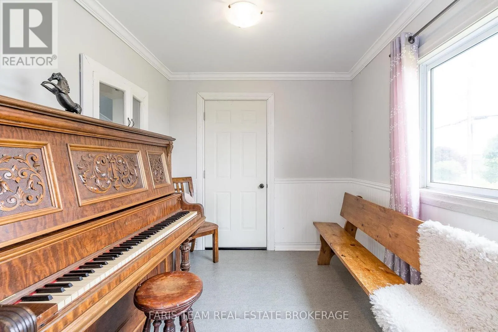 160 LAFONTAINE ROAD W