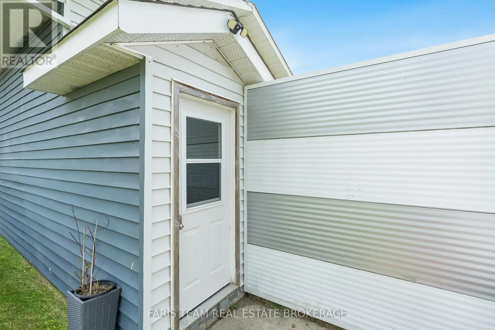 160 LAFONTAINE ROAD W