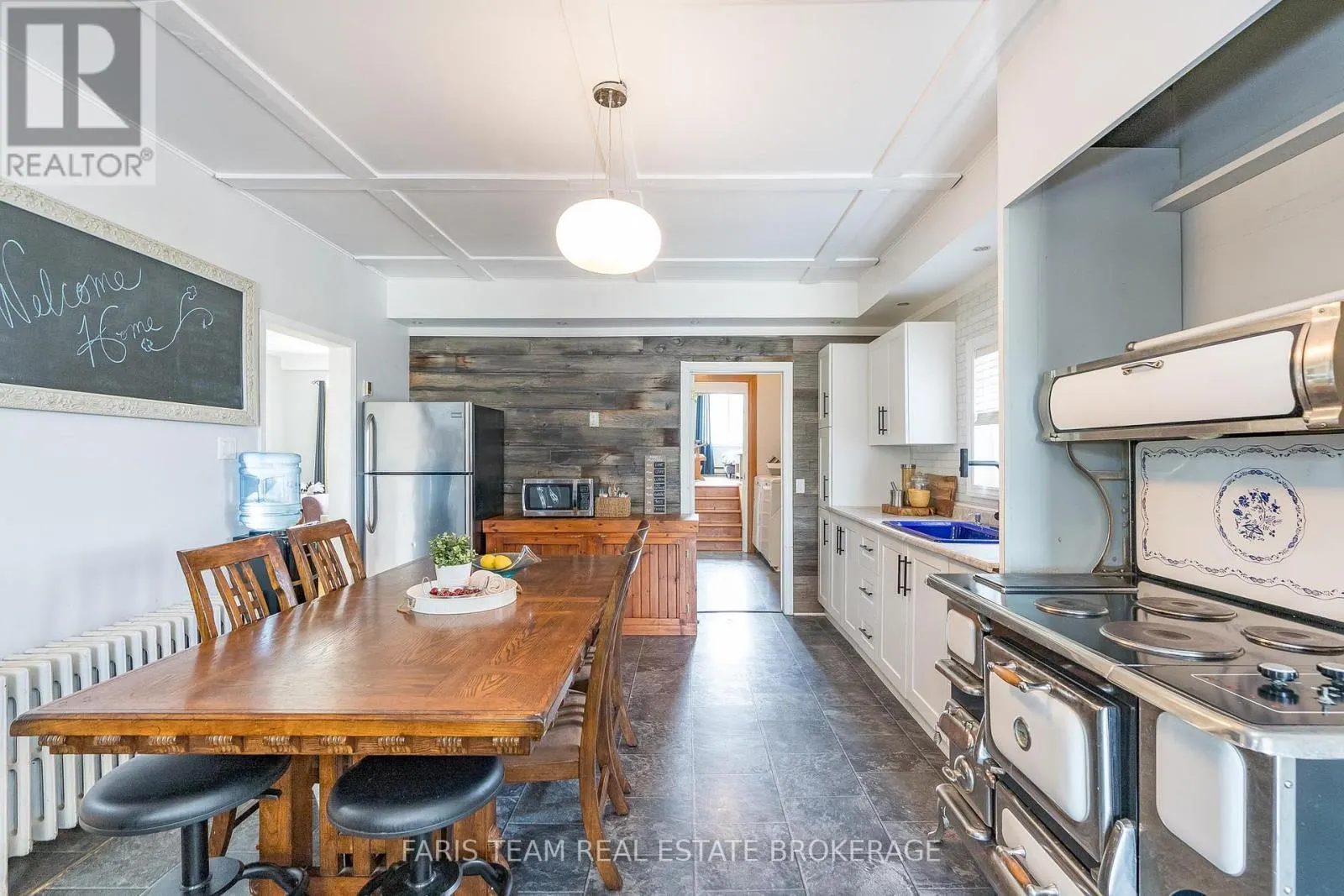 160 LAFONTAINE ROAD W