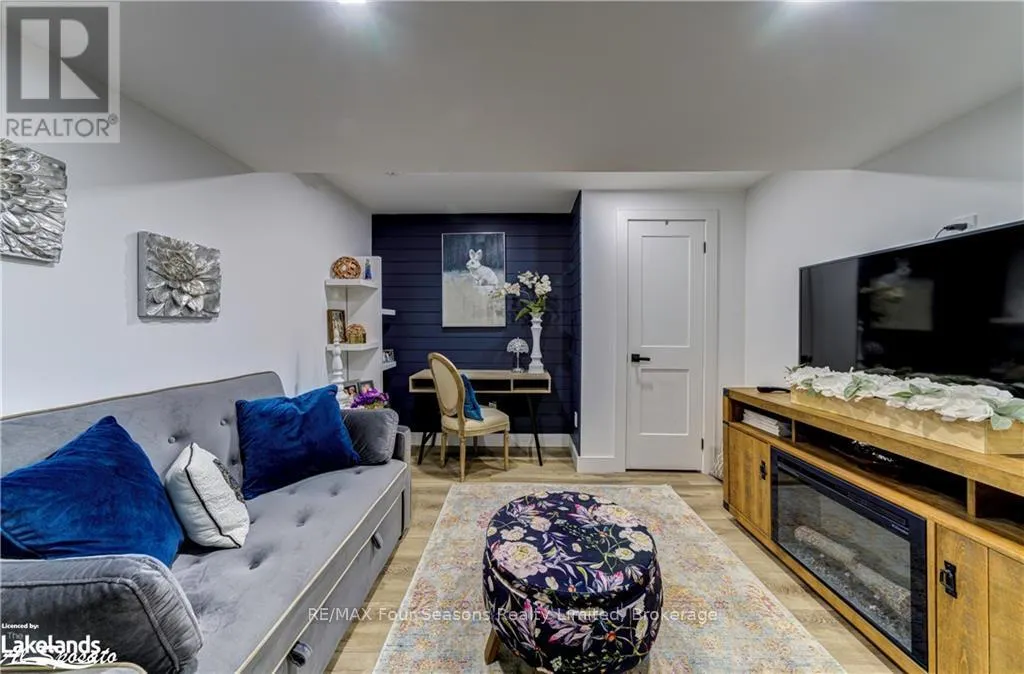2 SPOONER CRESCENT