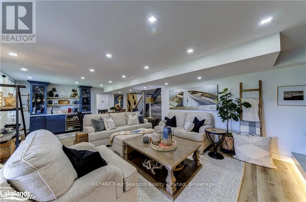 2 SPOONER CRESCENT