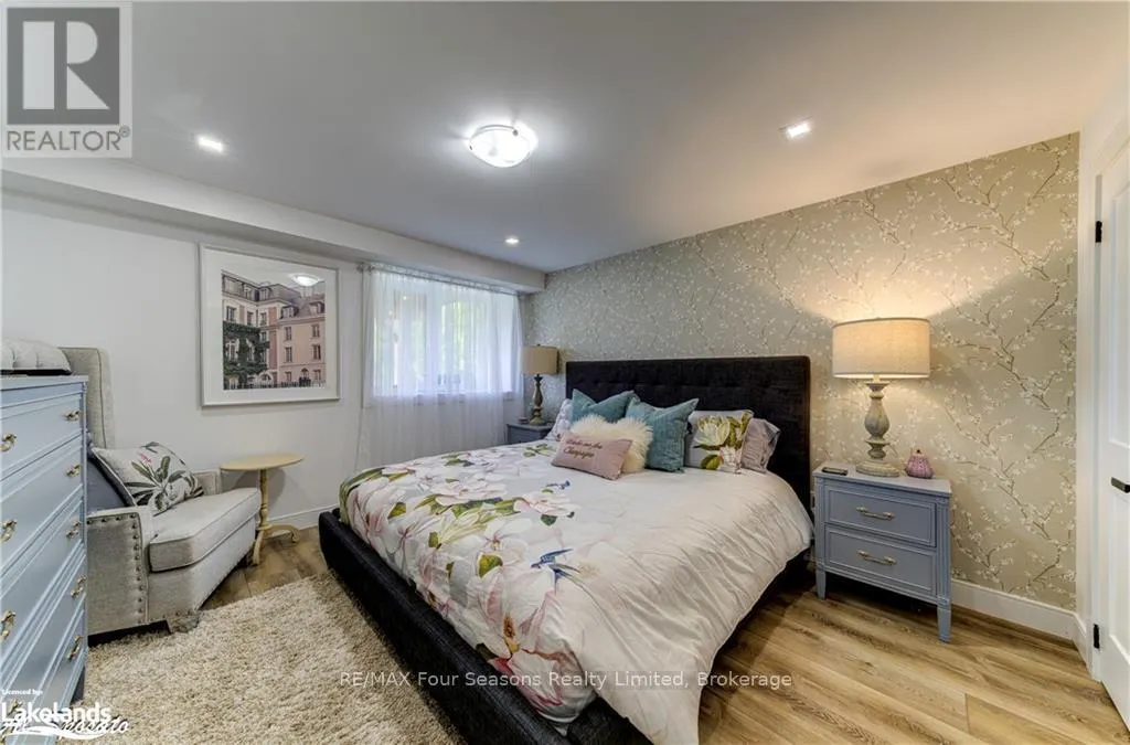 2 SPOONER CRESCENT