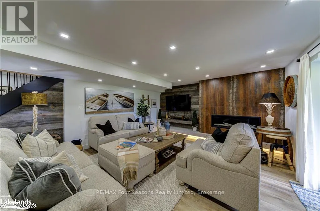 2 SPOONER CRESCENT