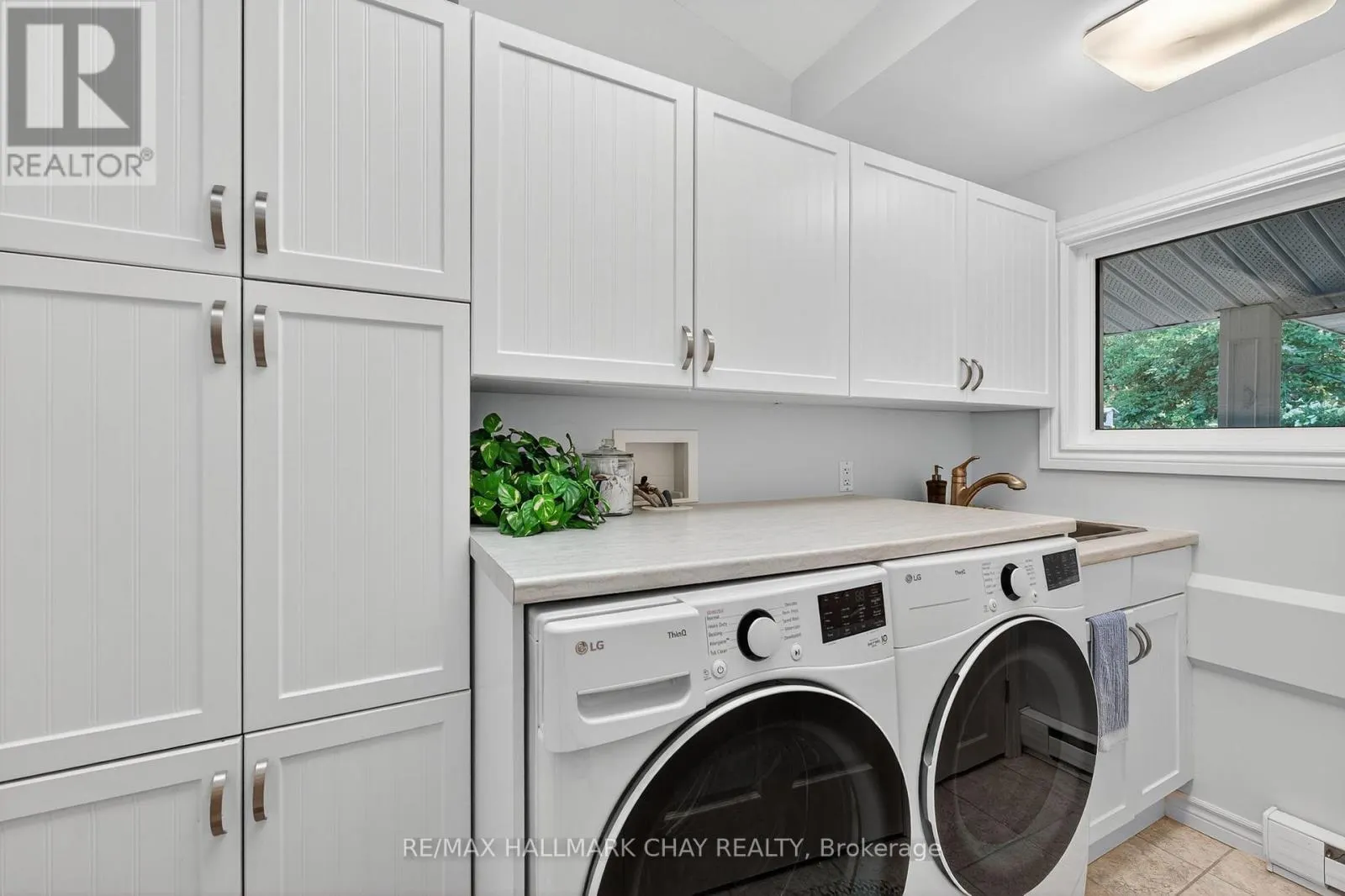 7 LAKESHORE ROAD E