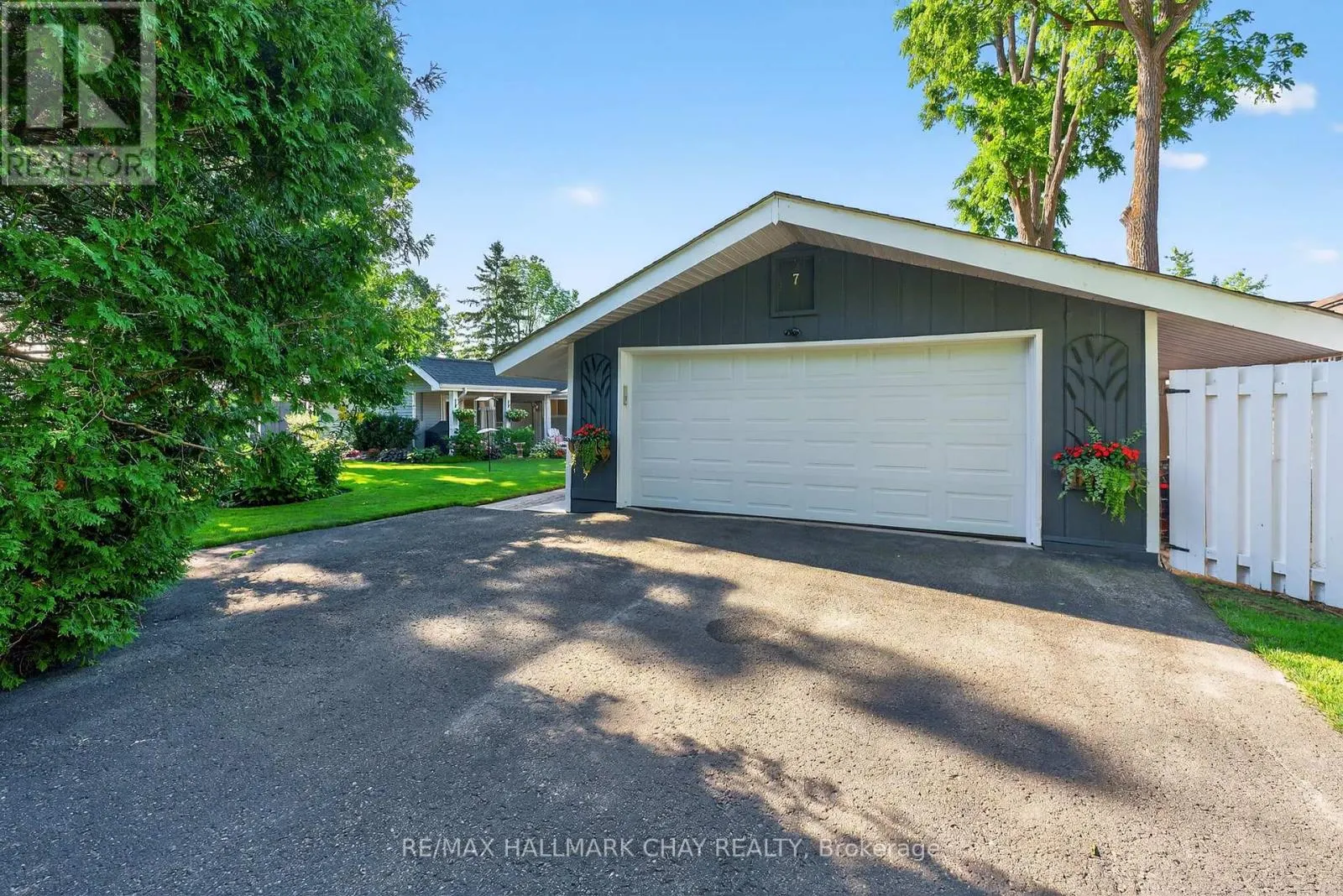7 LAKESHORE ROAD E