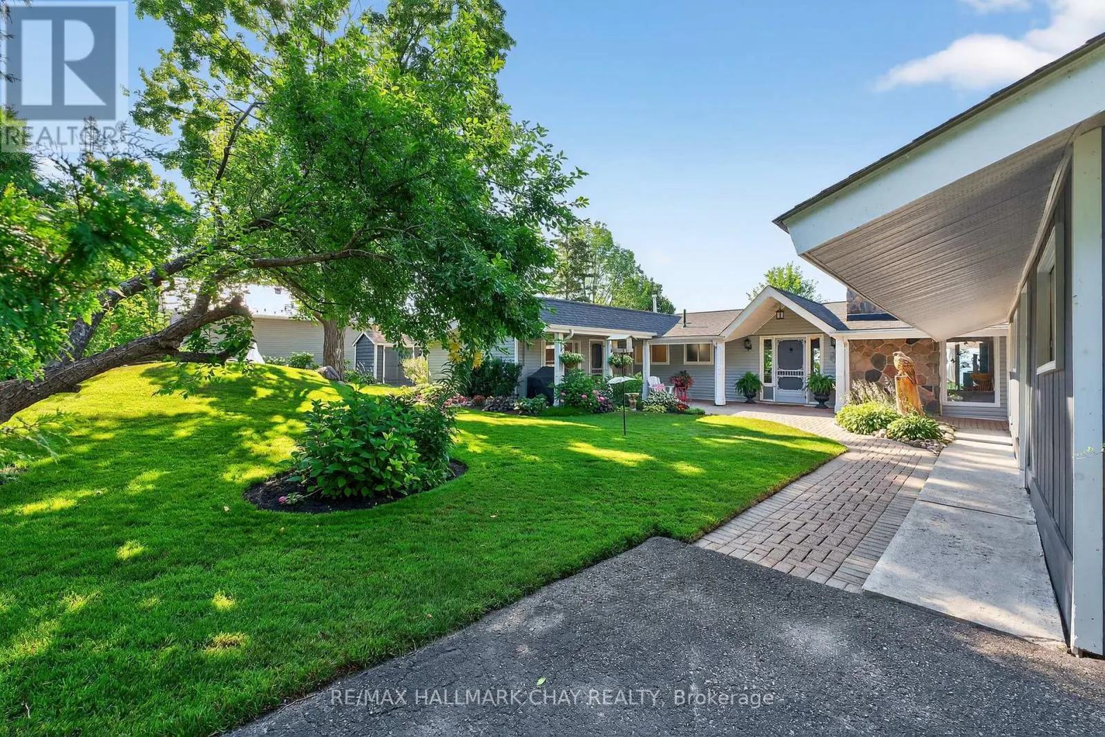 7 LAKESHORE ROAD E