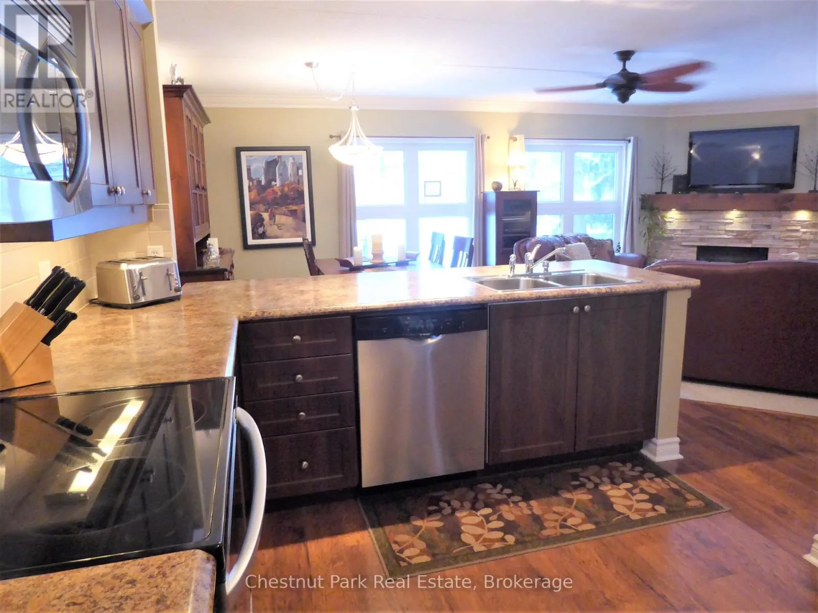 906 CEDAR POINTE COURT