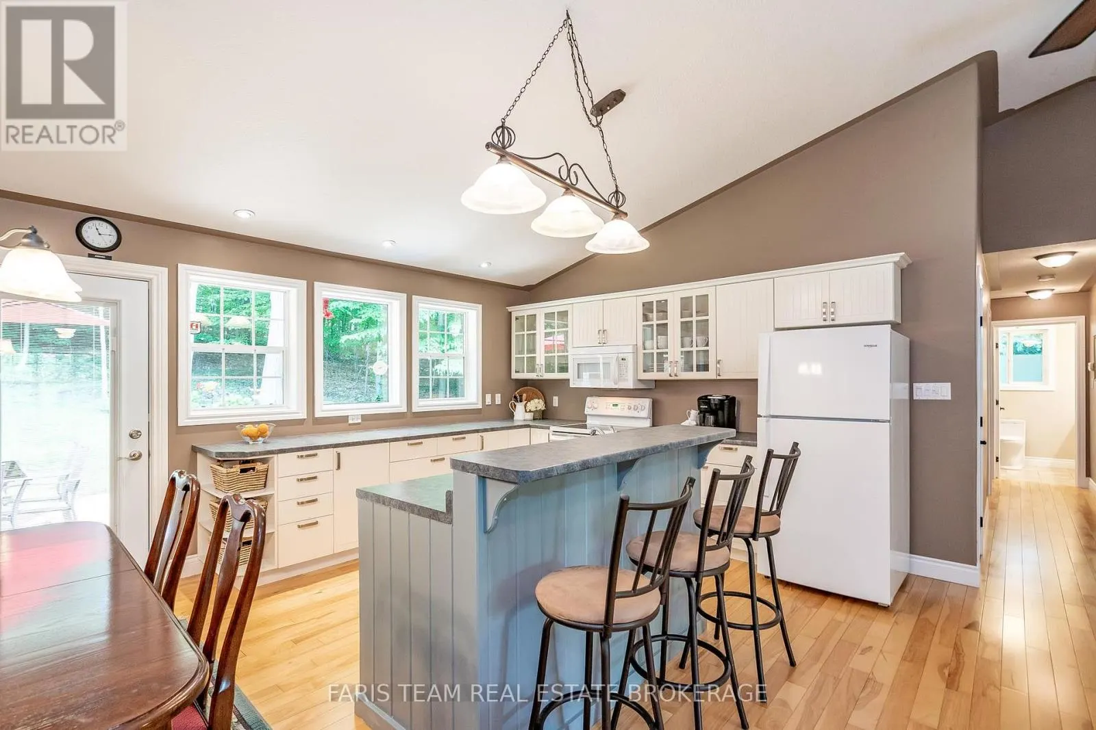 85 FARLAIN LAKE ROAD E