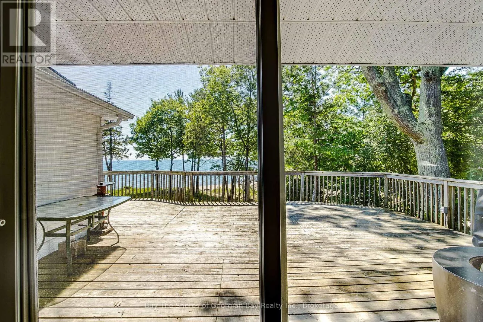 8 NASSAU COURT