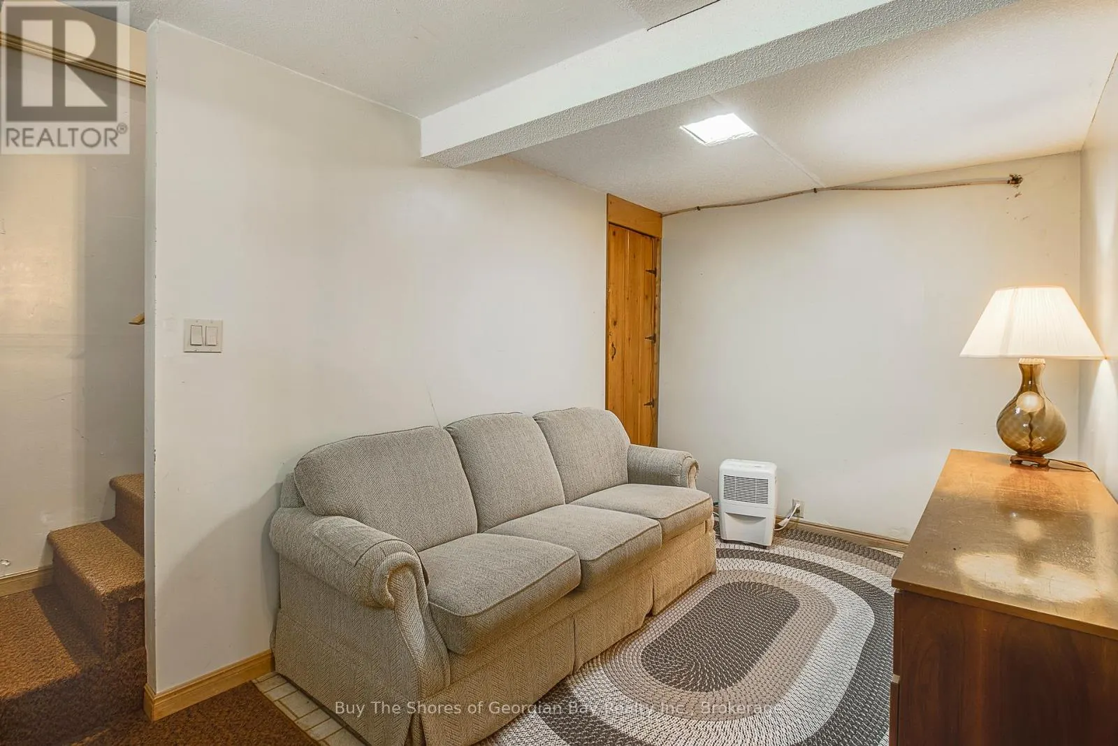8 NASSAU COURT