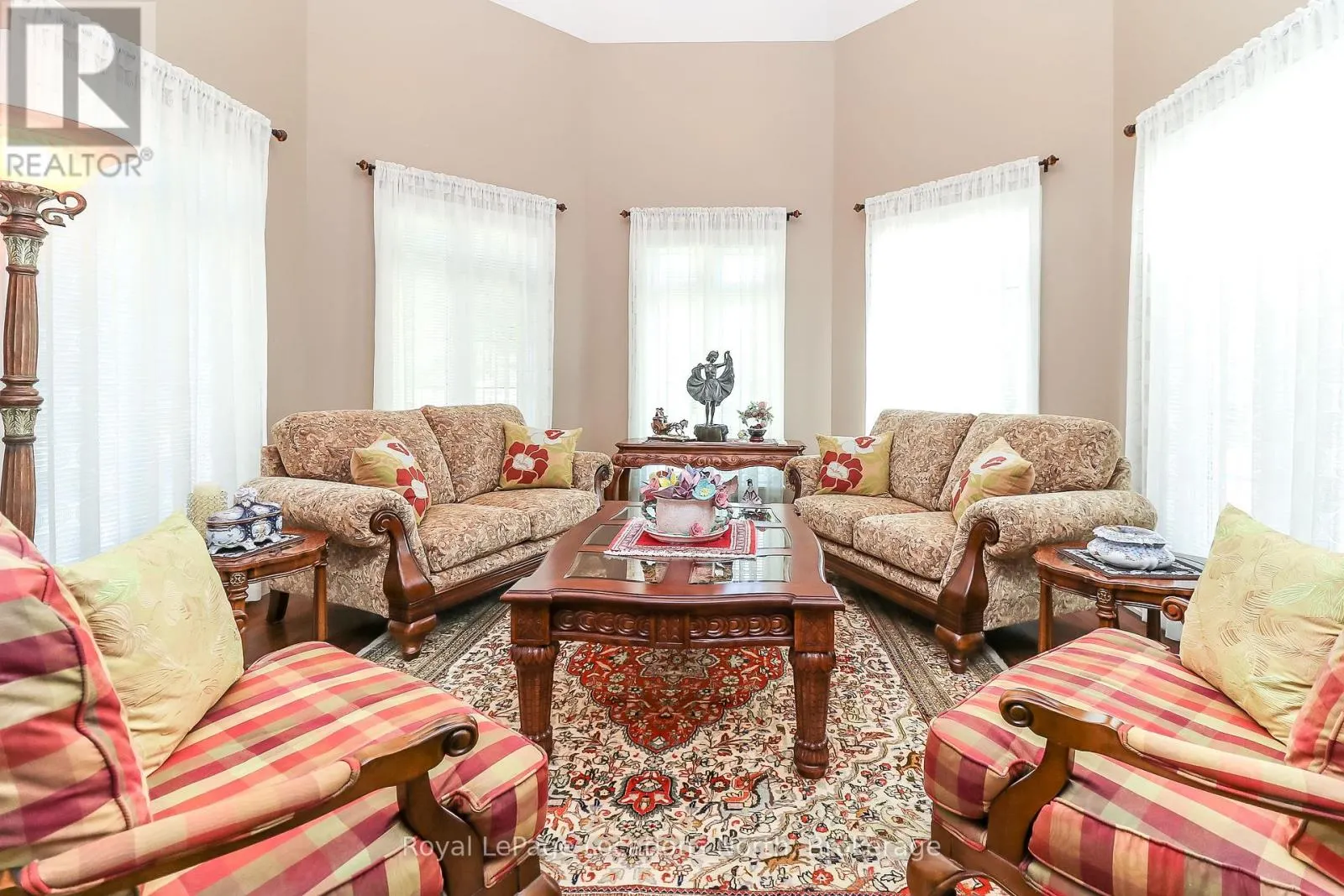 15 DOWNER CRESCENT