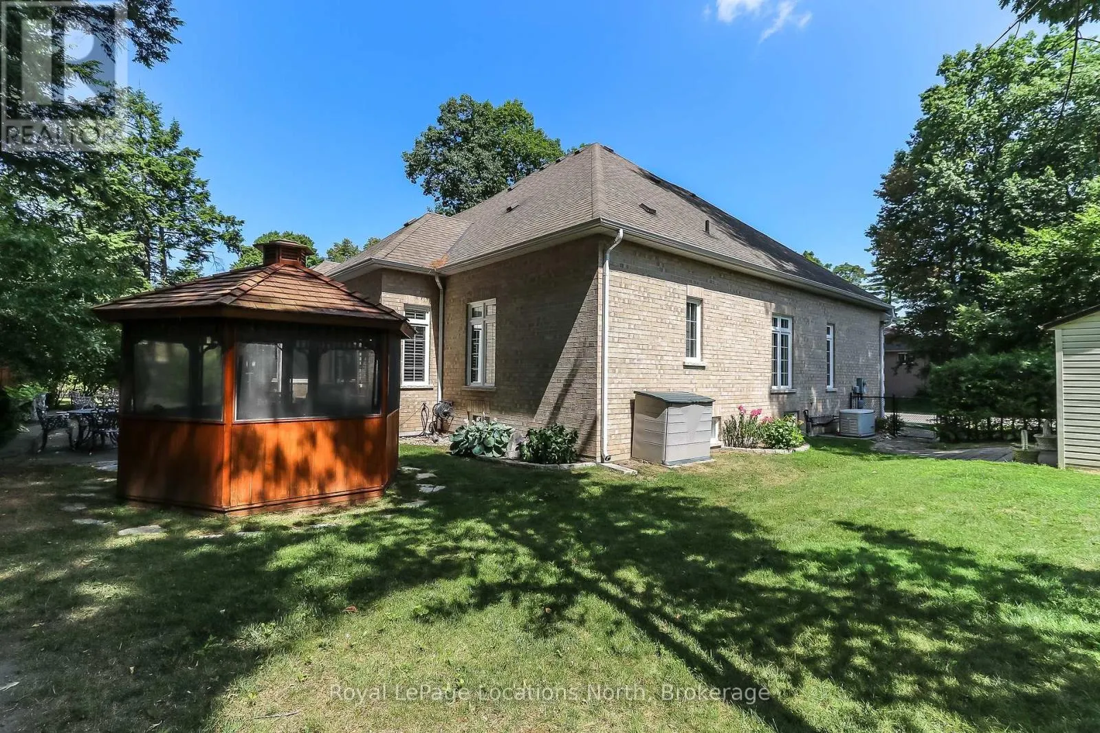 15 DOWNER CRESCENT