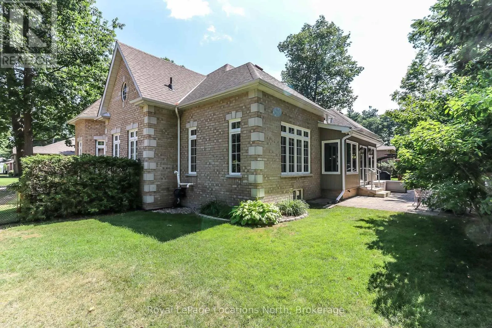 15 DOWNER CRESCENT
