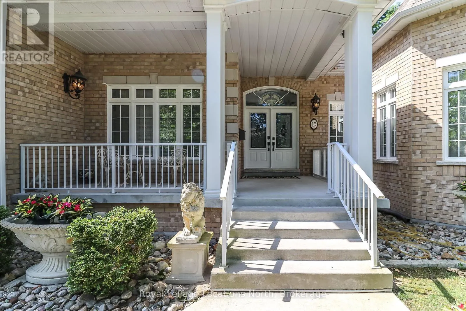 15 DOWNER CRESCENT