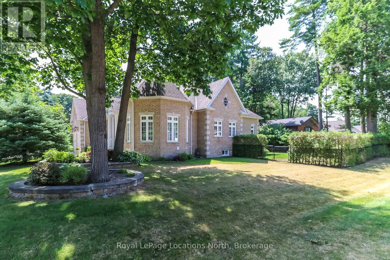 15 DOWNER CRESCENT