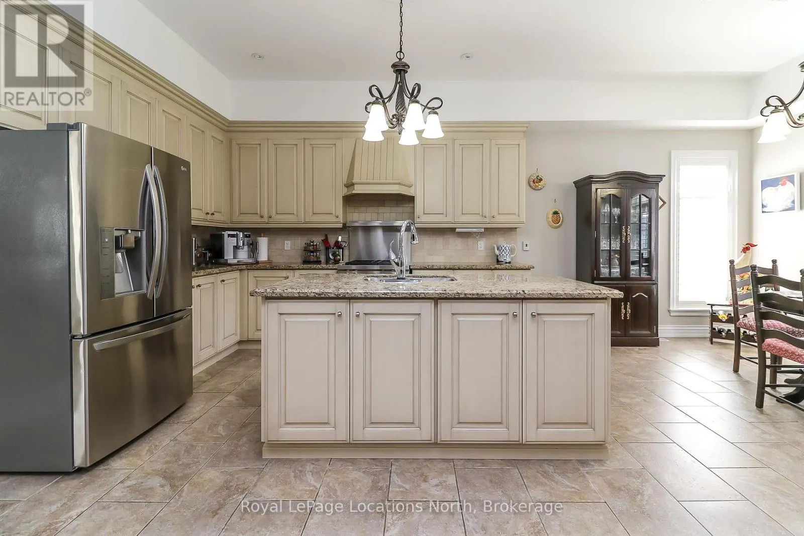 15 DOWNER CRESCENT
