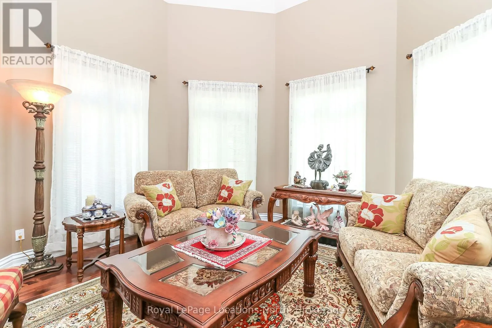 15 DOWNER CRESCENT