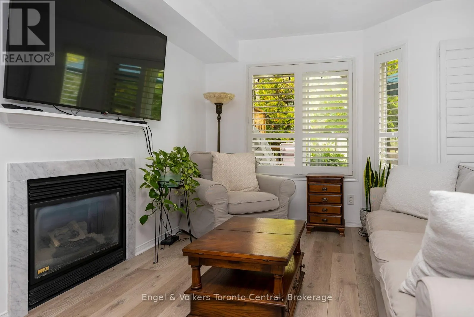 11 SUNDIAL COURT
