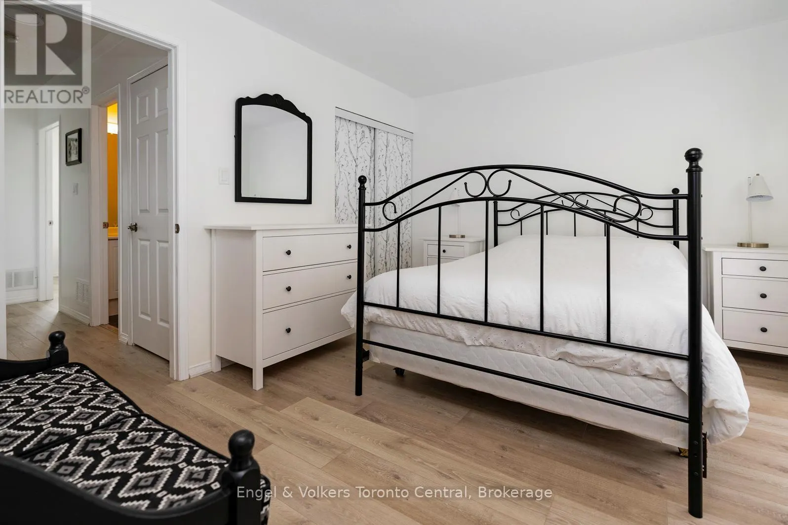 11 SUNDIAL COURT
