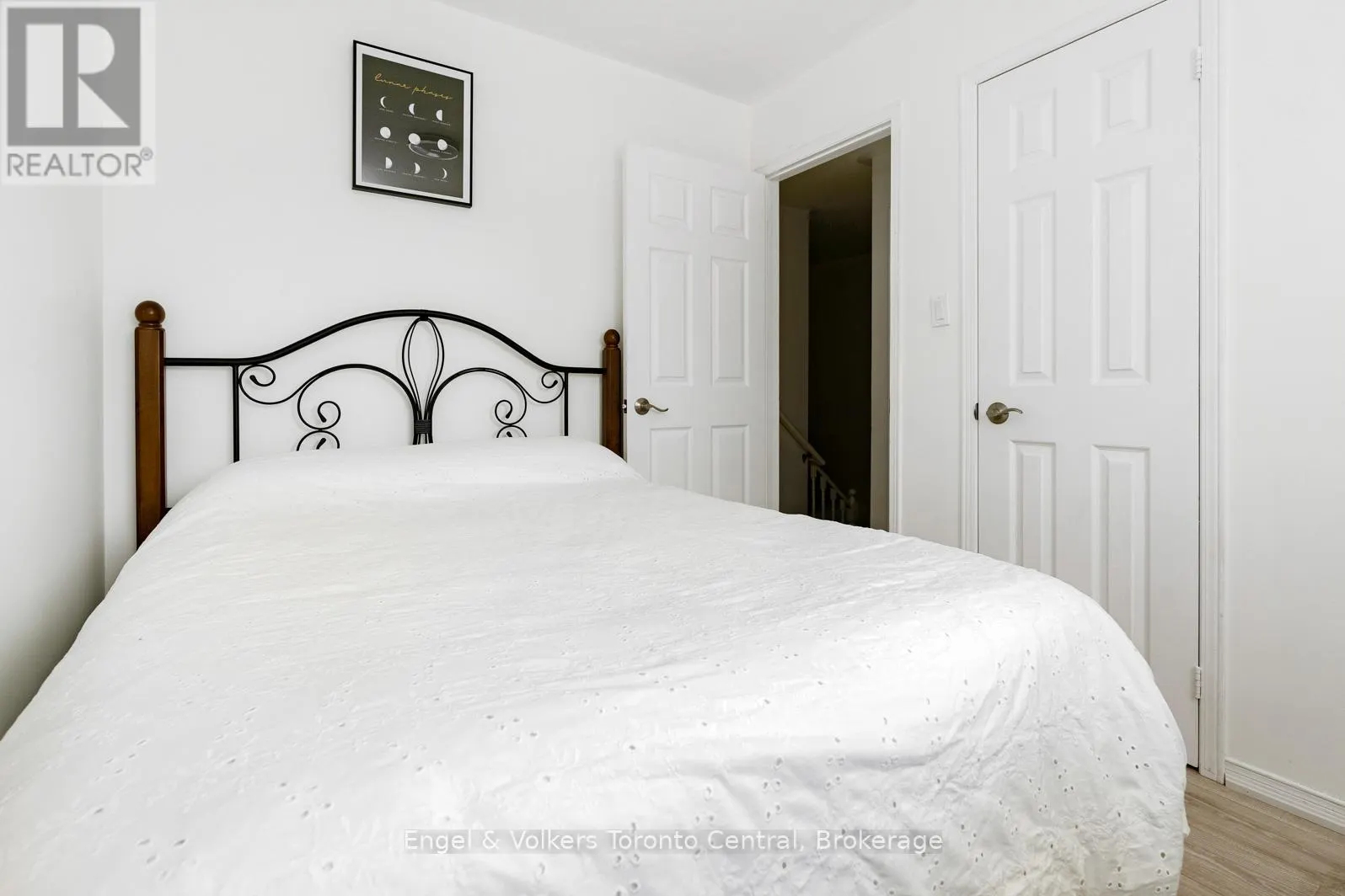 11 SUNDIAL COURT