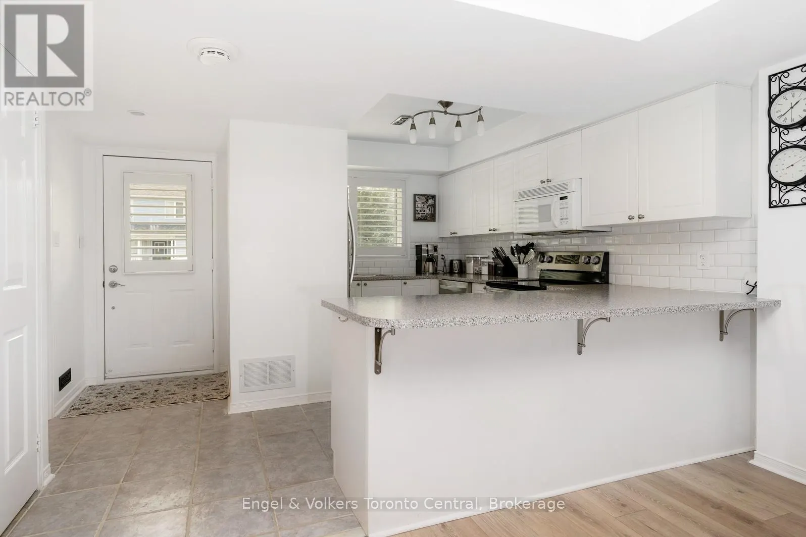 11 SUNDIAL COURT